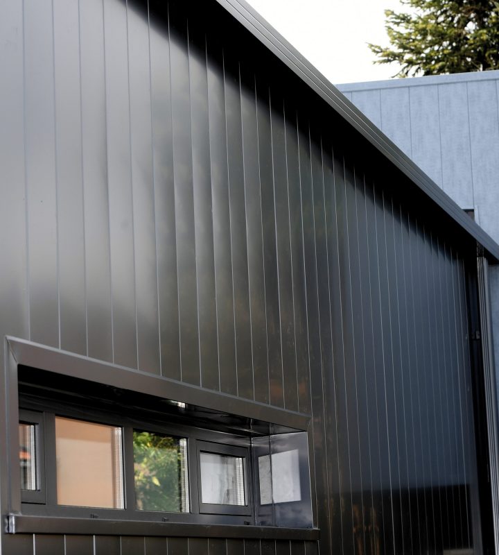 Façade aluminium noire à joint debout