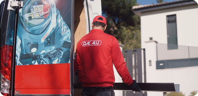 Installateur DAL’ALU représentant le cap du million de mètres posés