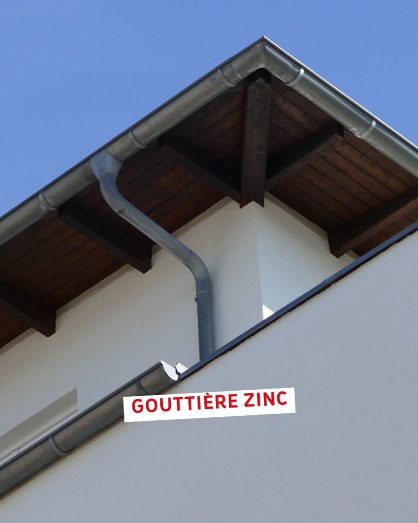 Gouttière zinc sur bâtiment traditionnel : un matériau patrimonial durable, mais contraignant en pose et peu personnalisable.