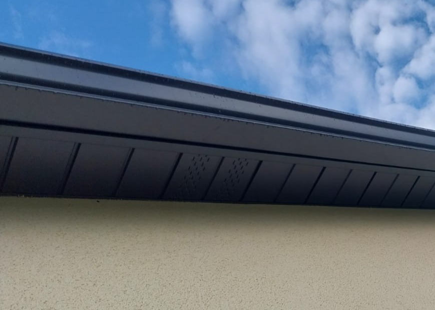 Gouttières aluminium et sous-faces à Créances (Manche – 50)